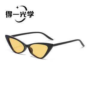 แว่นกันแดดทรงสามเหลี่ยม De Yi Optics สำหรับผู้หญิง กรอบสีขาว เลนส์ PC ป้องกันรังสียูวี 400 - Product Image 4