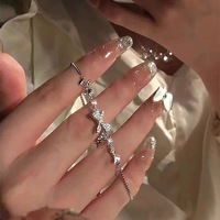 Bracelet Papillon Délicat Plaqué Or 18K avec Zircon Incrusté, Perle et Chaîne à Maillons Croisés – Bijou de Main Premium pour Femmes et Filles, Idéal pour les Fêtes