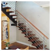 Escalier flottant moderne Prima House avec structure en acier durable, garde-corps personnalisé et marches en bois écologiques