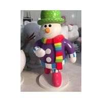 Creatief glasvezel sneeuwpop beeld, op maat gemaakte kerstdecoratie serie sculptuur voor thuisdecoratie, winkelcentrum, ambachtelijke hars.
