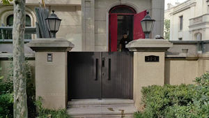 Porte de cour rétractable de style design moderne Installation facile pour les immeubles de bureaux et les villas Matériau en bois durable - Product Image 5