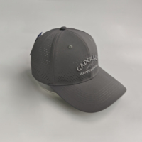 Casquette de baseball grise légère, respirante, anti-UV, à séchage rapide, avec logo brodé sur le thème de l'aventure et découpe laser.
