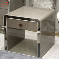 Ensemble de table basse et meuble TV en bois laqué gris brillant de luxe italien moderne avec garniture métallique et tiroirs de rangement, écologique pour salon