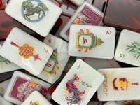 Juego de Mahjong Americano de Lujo en Acrílico Rojo Grabado, con Tapete, Soportes y Mesa, Regalo para Entretenimiento