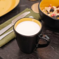 Assiettes de service carrées en céramique pour décoration de mariage Assiette en grès jaune et noire 8 pouces 10.5 pouces Bol et tasse en céramique