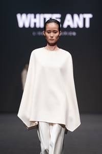 Elegante Top de mujer cuello redondo cremallera trasera KAILA EMB CASHMERE-BLEND CAPE 20% Cachemira 80% Lana Etiquetas personalizadas WHITE ANT Vietnam - Product Image 3