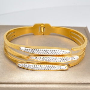 กำไลข้อมือสแตนเลสชุบทอง 14k ประดับเพชรซิรคอนทรงโรมัน สำหรับผู้หญิง - Product Image 3