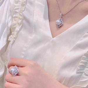 Anillo de Plata de Ley 925 con Perla Natural de 12-13 mm, Redonda, con Fuerte Brillo, Ligeras Imperfecciones, Pureza del Metal de 14k, Diseño de Boca Móvil, Caja de Regalo - Product Image 1