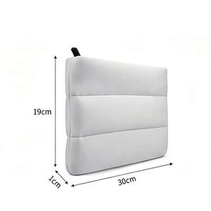 Pochette de maquillage rembourrée en néoprène imperméable avec logo personnalisé, grise matelassée, pour le quotidien et les voyages - Product Image 2