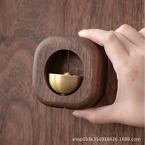 Timbre de puerta de estilo japonés de madera con campana de latón y diseño magnético adhesivo para recordatorio de entrada - Product Image 4