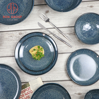 Assiette ronde en mélamine aspect céramique bleu profond minimaliste avec glaçure effet four pour usage commercial en restaurant, café, hôtel