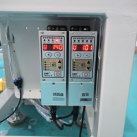 Machine d'assemblage de bouchons en plastique entièrement automatique à commande PLC, économe en énergie, avec alimentation et comptage automatiques multi-composants