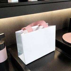 Sacs en papier personnalisés avec logo écologique réutilisables pour cosmétiques et accessoires de beauté, pinces à cheveux, avec ruban enduit UV - Product Image 3