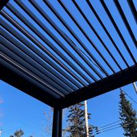 Pergola extérieure de luxe en aluminium thermolaqué avec toit à lames motorisées et écran pare-soleil latéral pour chantier de construction, 6 pieds