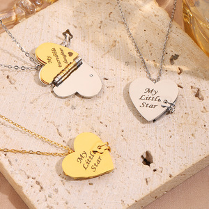 Collana con Lettera d'Amore in Acciaio Inossidabile Placcato Oro 18K, Apribile con Ciondolo a Forma di Cuore Inciso e Catena a Osso - Product Image 2