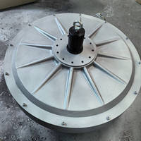 Générateur à aimants permanents à flux axial compact pour éolienne à axe vertical à entraînement direct
