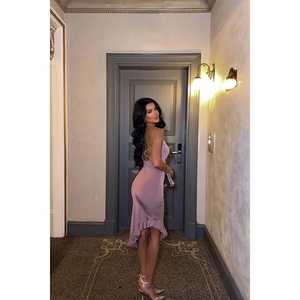 Robe de soirée rose satinée avec détails pailletés au dos, style soirée, col cœur, silhouette fourreau droite, longueur ras du sol, taille XS - Product Image 2