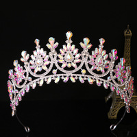 Couronne de feuilles vertes avec des pierres vertes en forme de larme et des pierres noires sur un motif enroulé doré, pour la fête de la Saint-Patrick