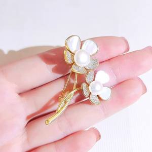 Broche de Flor de Camelia de Alta Calidad para Mujer, con Cristal de Agua Dulce de 6-8 mm y Aleación, para Moda y Regalos - Product Image 3