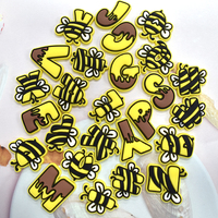 Promotionnel nouvelle abeille en forme de lettre Style chaussures breloques avec populaire Pvc dessin animé charme décoration pour chaussure sabot boucle accessoire