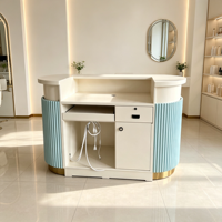 Comptoir de réception incurvé cannelé bleu clair et crème avec base dorée pour salon de beauté, spa et institut de manucure