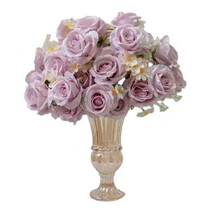 Outdoor wedding wedding bouquets of roses ball for shooting pictures