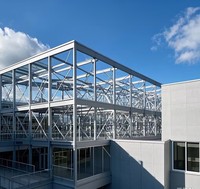 Structure en acier préfabriquée de haute qualité au design moderne pour l'école et la maison en plein air Construction métallique préfabriquée Caractéristiques des salles de classe