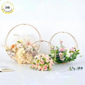 Élégants centres de table en métal doré pour arrangements floraux de mariage, support pour fleurs pour tables - Product Image 1