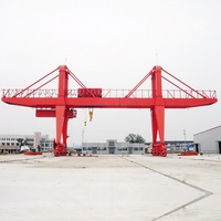 Pont roulant à double poutre de type A avec crochet de levage, capacité de 5 à 800 tonnes, utilisé en extérieur pour la manutention et le transfert de marchandises.
