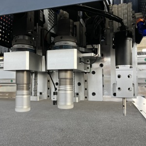 Konfeksiyon tekstil giyim döşeme için yüksek hızlı dijital CNC kumaş kesme makinesi dokunmamış perde halı ile masaüstü masa - Product Image 2