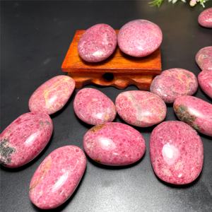 Pierre de rhodonite de haute qualité en gros, pierre de paume pour la décoration de la maison et les décorations de Feng Shui, accessoire élégant - Product Image 2