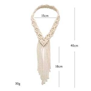 Bandeau bohème en macramé avec pompons, accessoire pour cheveux en coton fait main pour les mariées - Product Image 3