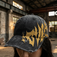 Casquette de baseball vintage grunge en jean noir déchiré, motif dentelé doré, en coton délavé, style streetwear