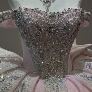 Vestido de Quinceañera Rosa Wx251 para Niñas de 15 Años, Moderno con Escote Corazón, Top de Encaje, Corsé, Brillos y Falda de Princesa con Cola Capilla - Product Image 4