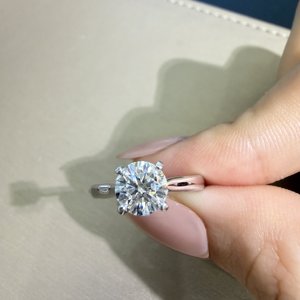 1 克拉实验室培育圆形明亮式切割钻石 IGI 认证白金 18K 女士经典订婚戒指和结婚戒指 - Product Image 4