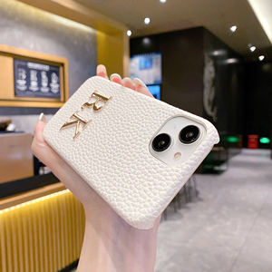 <span class=keywords><strong>Initiales</strong></span> personnalisées étui de téléphone en cuir PU pour <span class=keywords><strong>iPhone</strong></span> 13 14 15 Pro Max conception de lettre en métal personnalisé - Product Image 3