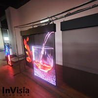 Écran LED suspendu InVisia Public Space Dual View P3.91 avec une transparence supérieure à 80 % et une fréquence de rafraîchissement de 7680 Hz pour la publicité intérieure
