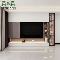 Meuble TV mural effet bois avec panneau à cadre crème et étagères ouvertes en bois