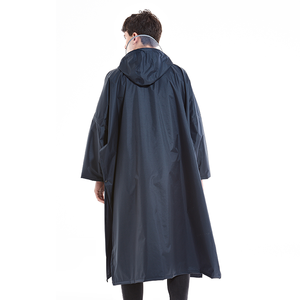 Impermeable tipo capa personalizado de gran tamaño para hombres y mujeres con mangas tipo poncho y visera transparente - Product Image 3
