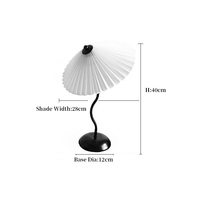 Lampu Meja Besi Lengkung Seeky dengan Kap Lampu Kain Lipit Putih, Lampu Meja Kreatif untuk Dekorasi Meja Samping Kamar Tidur