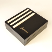 Boîte à parfum en bois brillant avec incrustation de nacre, doublure en velours, charnière dorée, logo personnalisé pour l'emballage de parfums et les cadeaux cosmétiques