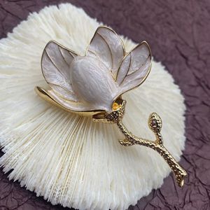 Spilla a forma di fiore di tulipano smaltato a goccia con alone tinto in stile medievale, emblema 3D retrò, semplice ed elegante, accessori per abbigliamento uomo e donna - Product Image 4