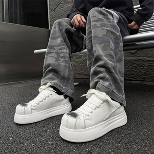 Sepatu Kasual Pria Model Shell-toe dengan Desain Ujung Sepatu yang Terlihat Usang.