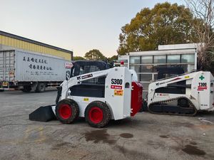 Minicargadora S300 Usada con Múltiples Accesorios, Cargadora Compacta de Ruedas de Segunda Mano para Construcción - Product Image 2