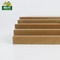 Panneau en MDF de qualité meublier, surface lisse, panneau décoratif en bois pour mur, plafond et travaux de menuiserie