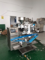 Machine automatique de remplissage et d'enrobage de pains à hamburger Papa P560