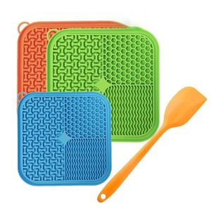 Tapis de léchage pour animaux de compagnie en silicone de qualité alimentaire avec spatule, forte aspiration, antidérapant, apaisant, pour l'alimentation lente, pour chiens, chats, utilisation en camping - Product Image 5