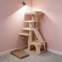 Grand arbre à chat stable avec quatre plateformes de repos et une rampe à gratter