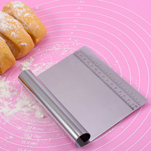 Coltello da Cucina Professionale in Acciaio Inossidabile per Tagliare Torte, Impasti, Pane, Pasticceria e Pizza con Scala di Misurazione - Product Image 5