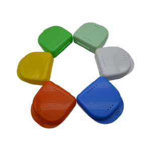 Opbergdoos voor kunstgebit, beugels en retainers, van plastic, kleurrijk en onzichtbaar. - Product Image 1